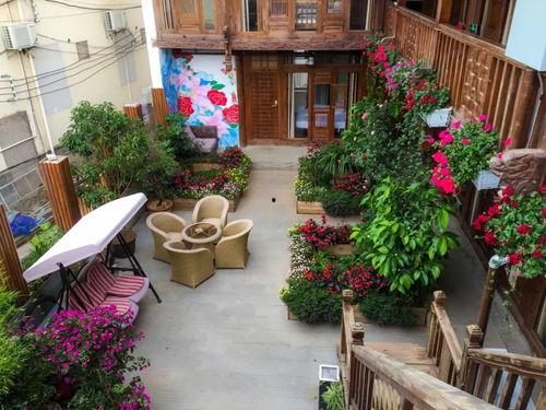 庭院里的女人,隐秘生活的光影叙事